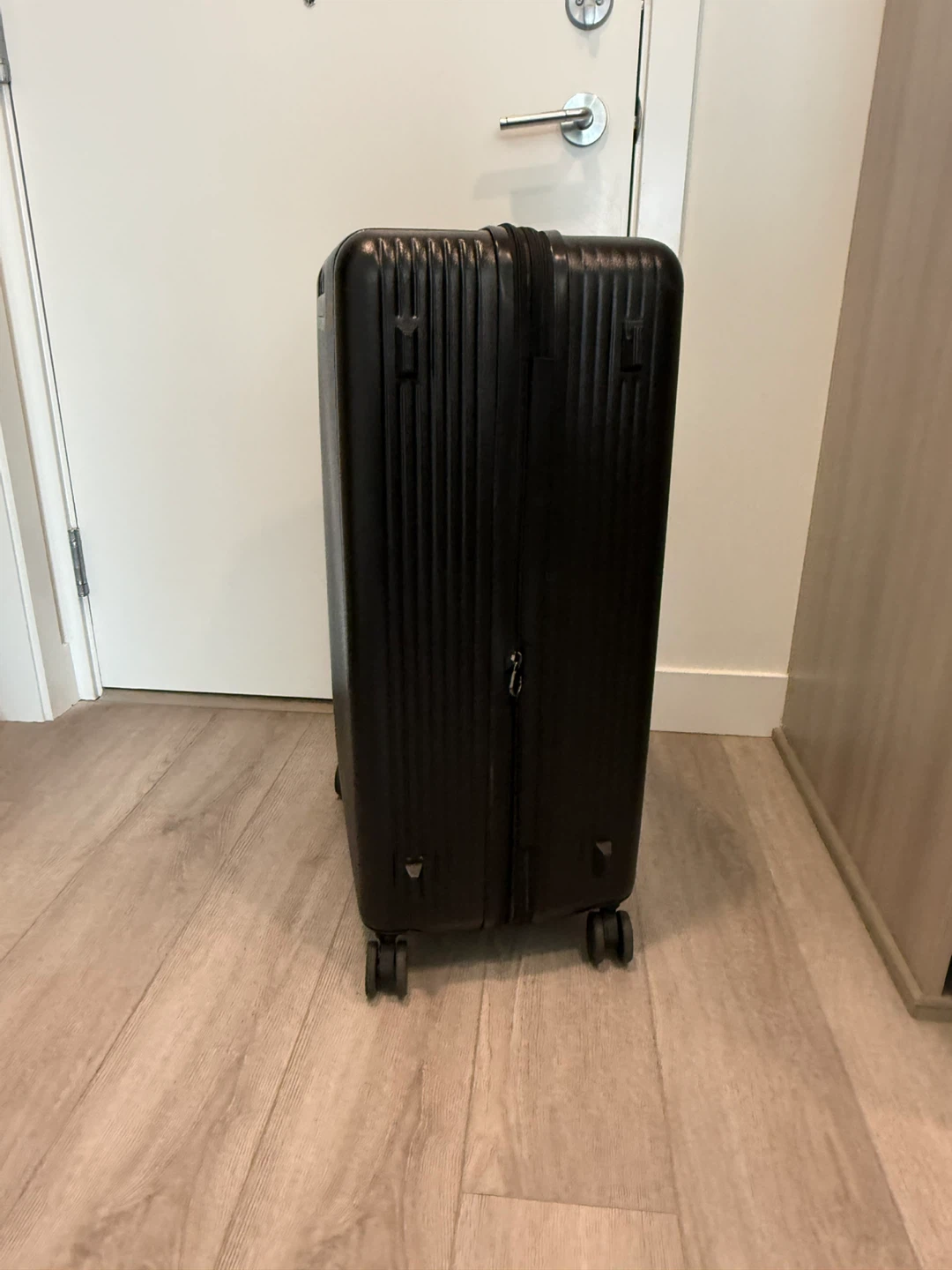28 inch Black Hardshell Spinner Luggage - photo 4