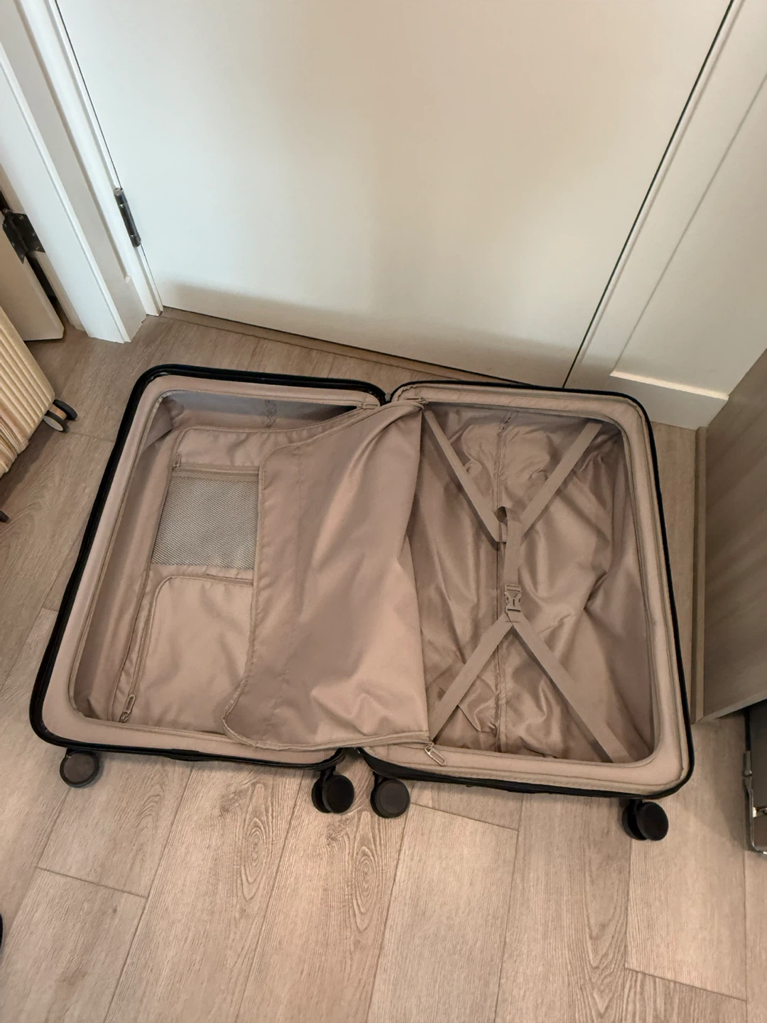 28 inch Black Hardshell Spinner Luggage - photo 5