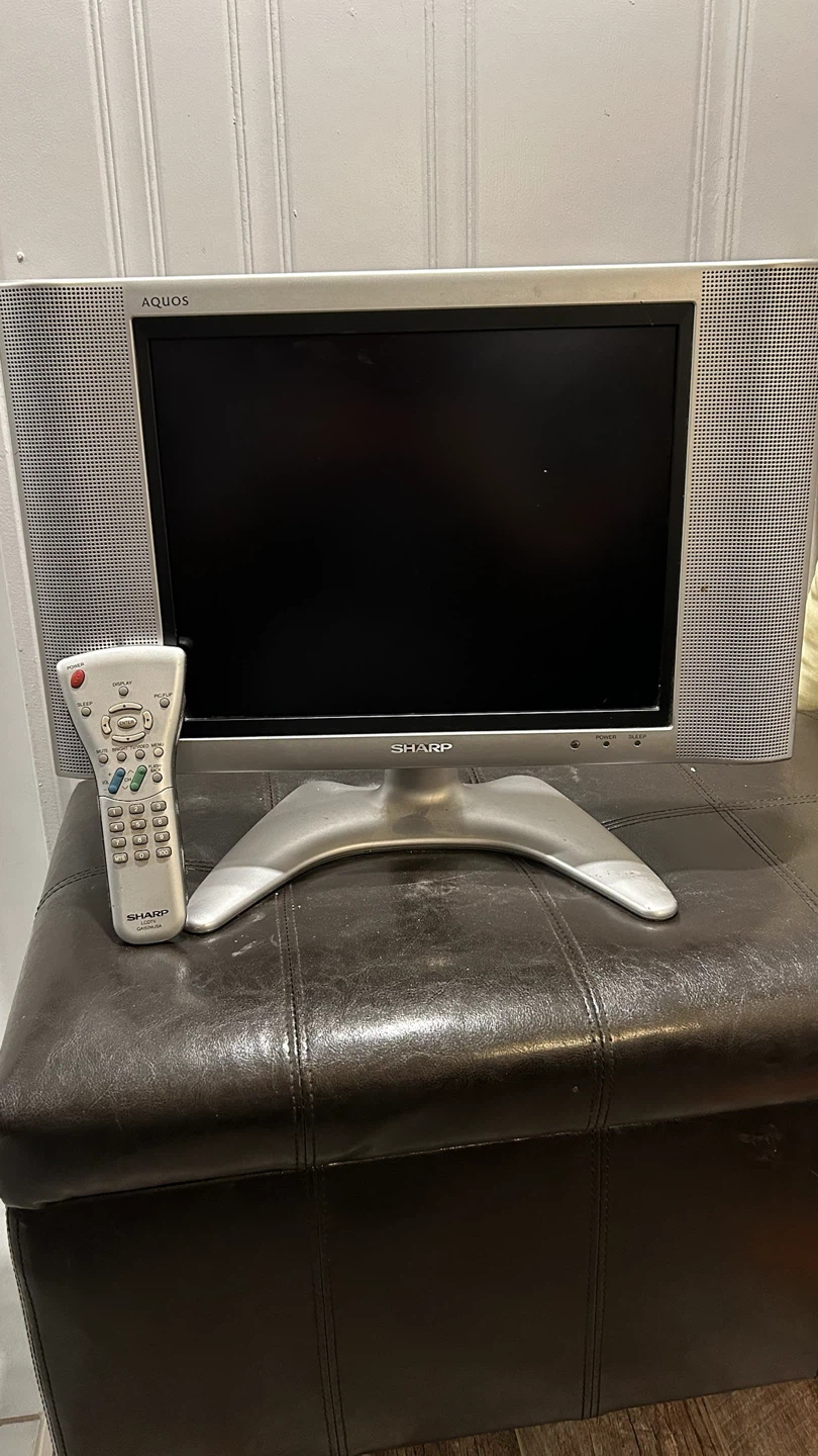 Sharp Aquos 15-inch LCD TV - photo 2