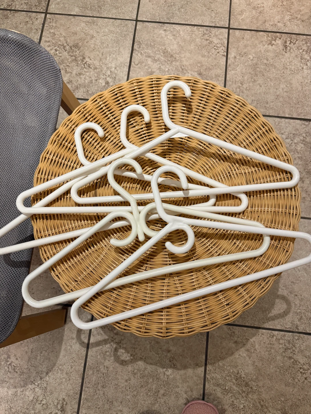 Set of 5 white plastic clothes hangers - photo 2