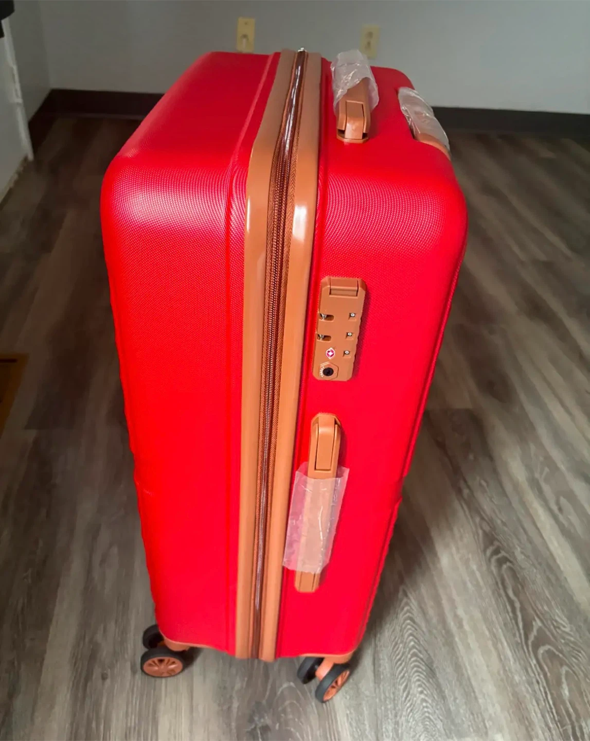 Eeeza Red Hard Shell Suitcase - photo 2