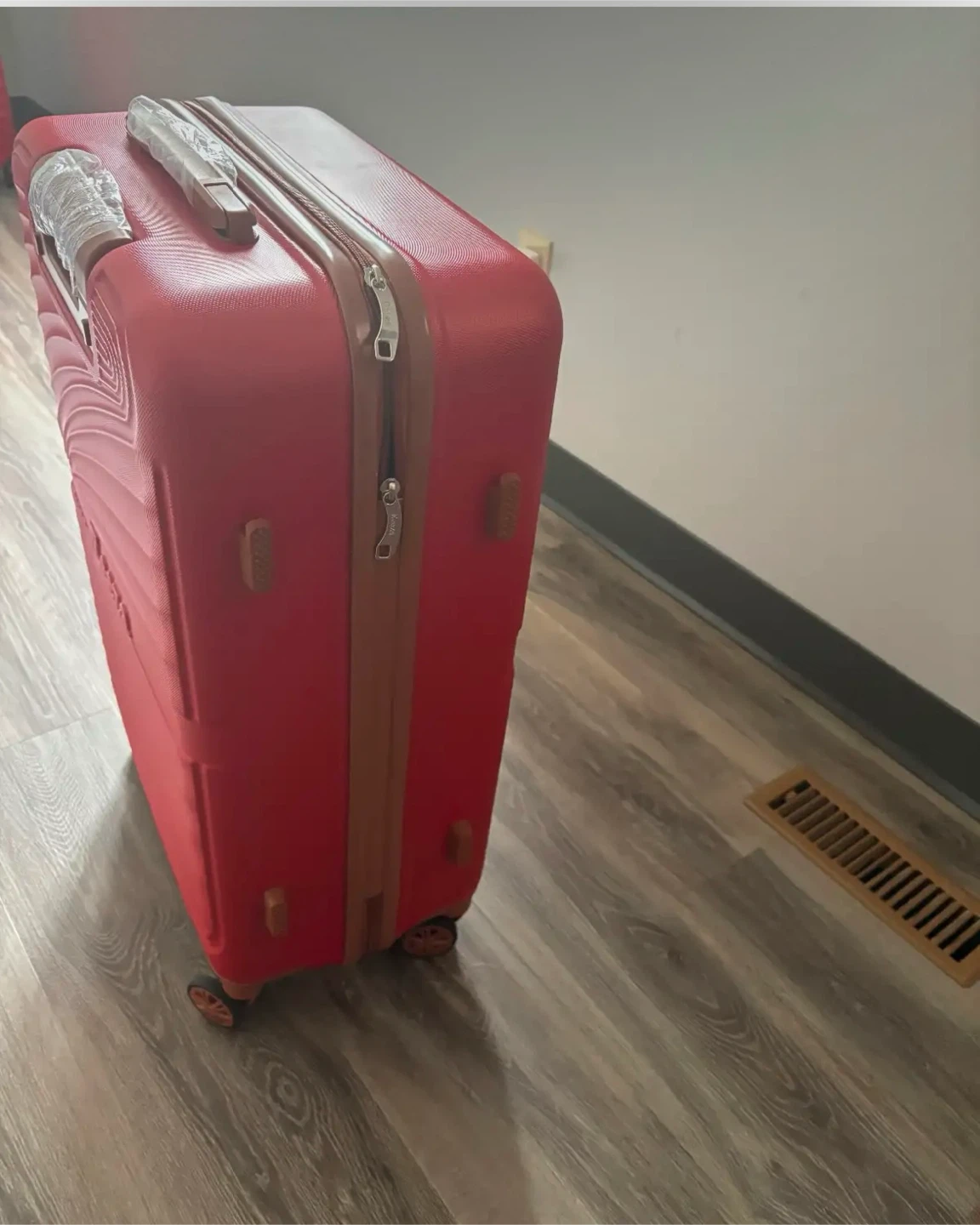 Eeeza Red Hard Shell Suitcase - photo 3