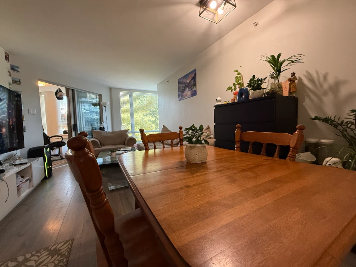 **Solid Wood Extendable Dining Table + 4 Chairs 🍽️ — Seats 4-6**