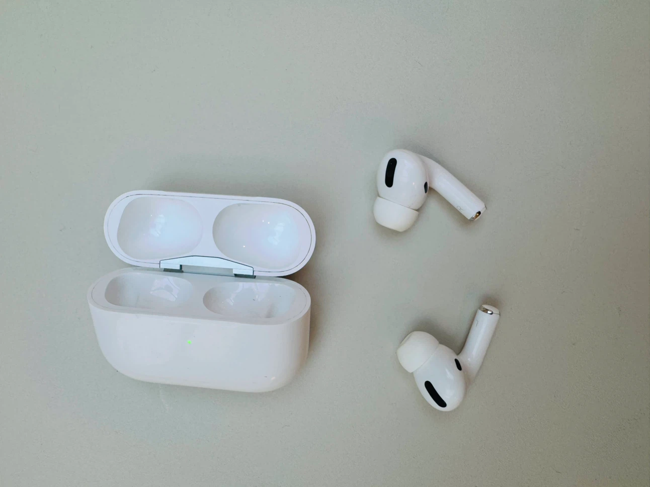 Apple AirPods Pro 1st gen - photo 2