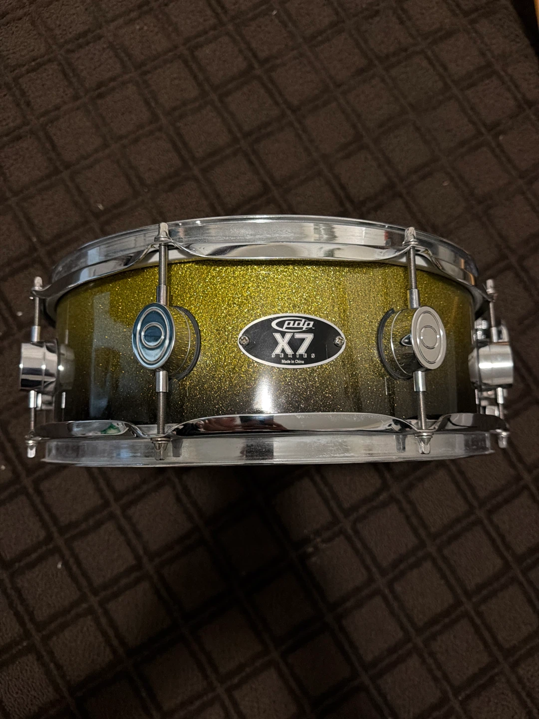PDP X7 Series 14” x 5” Maple Snare Drum – Gold Sparkle
