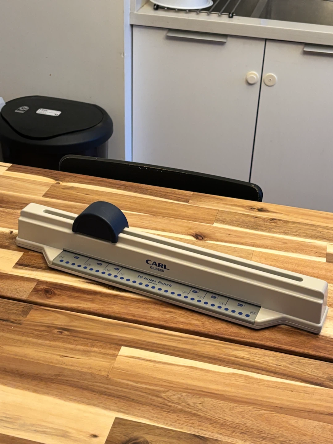 CARL Glisser SP-30N 30-Hole Punch