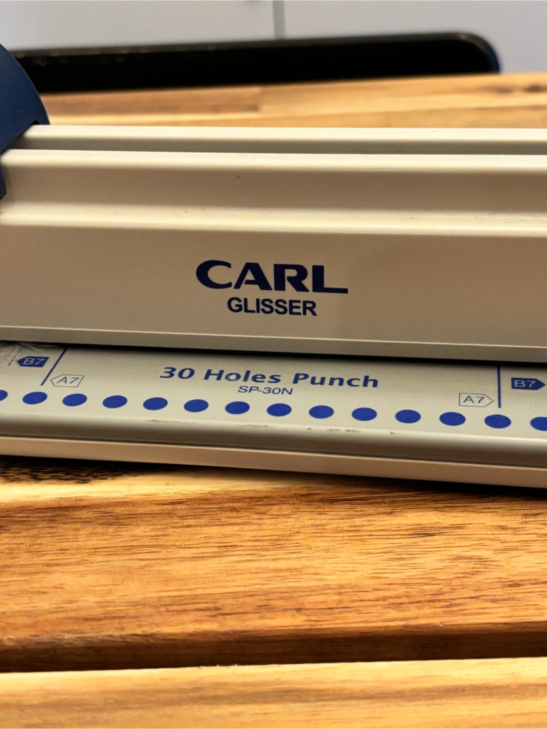 CARL Glisser SP-30N 30-Hole Punch - photo 2