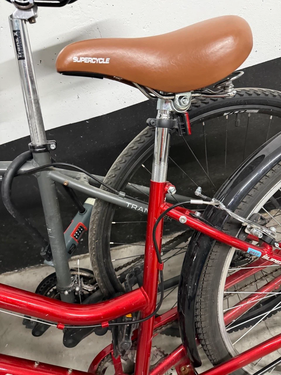 Supercycle red bike with front basket - photo 3