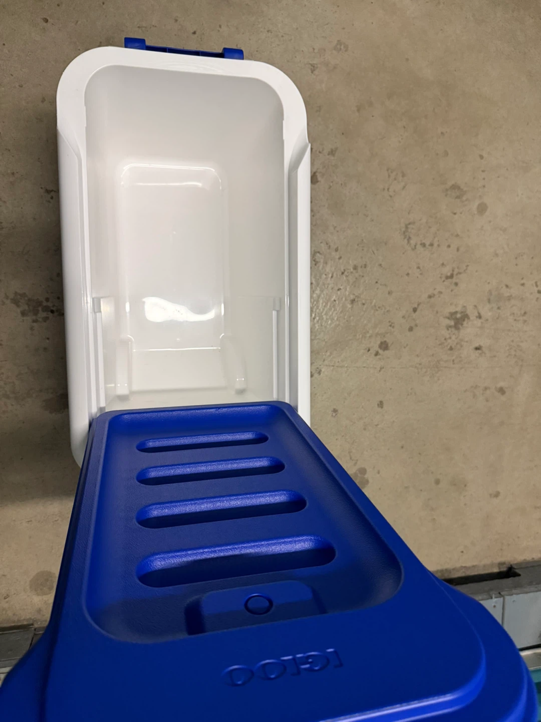 Igloo Wheelie 38QT Rolling Cooler (NEW) for sale - photo 3