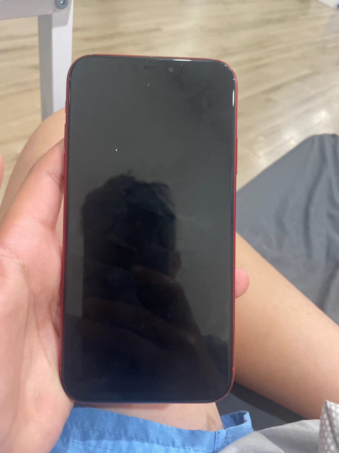 Red Apple iPhone XR - photo 3