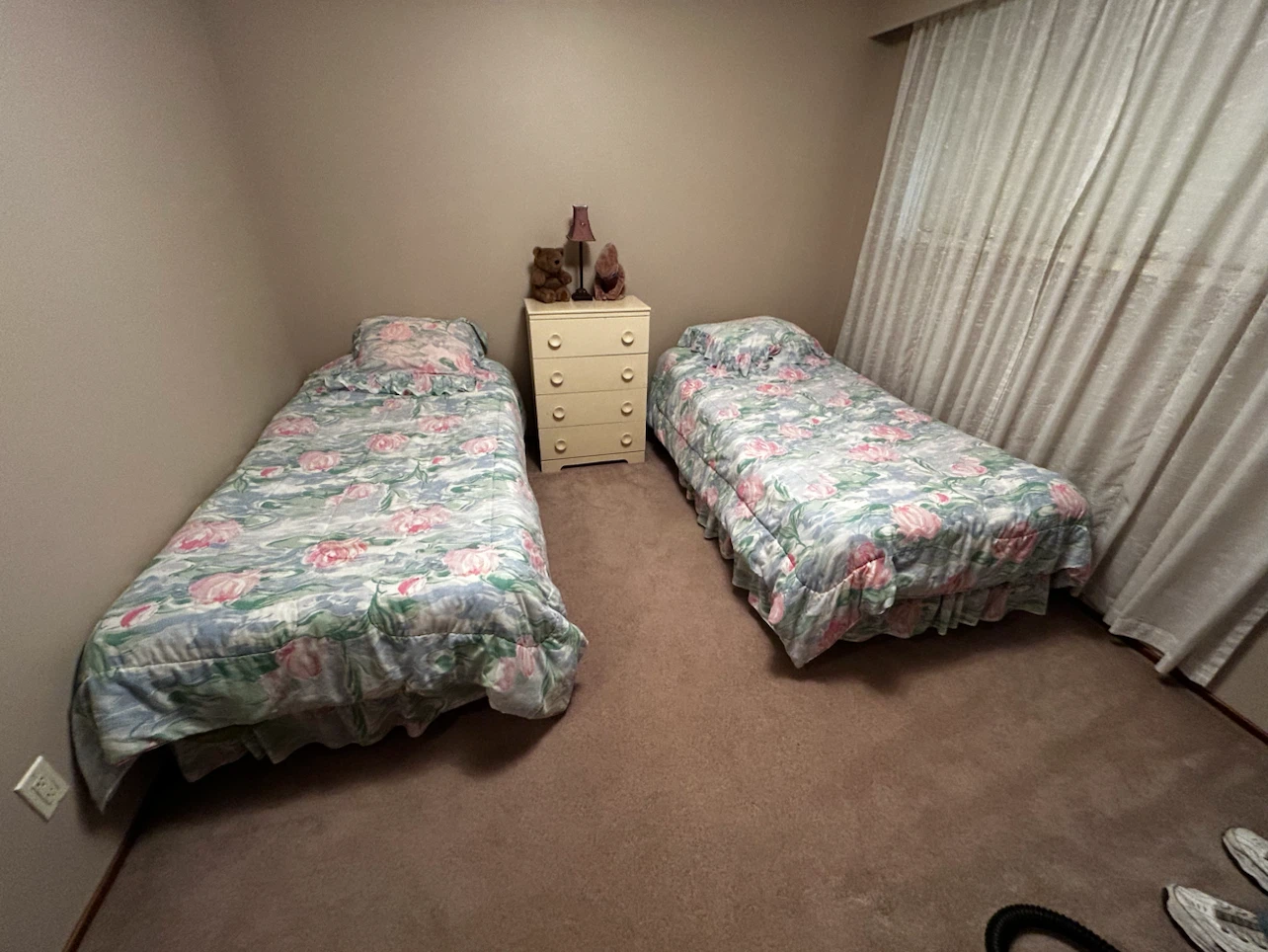 4 Twin Size Beds and bedding sets