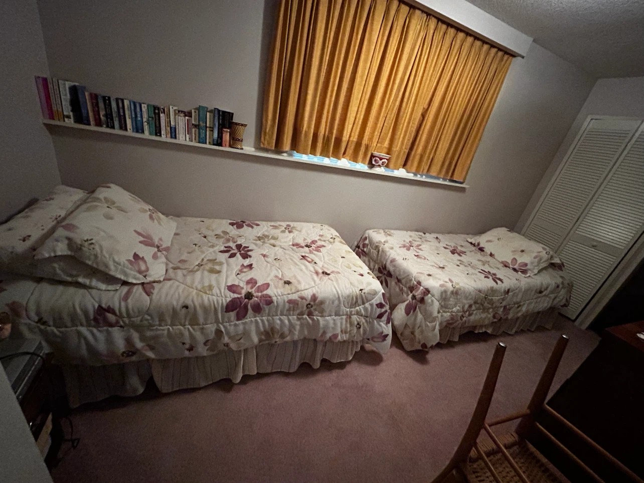 4 Twin Size Beds and bedding sets - photo 2