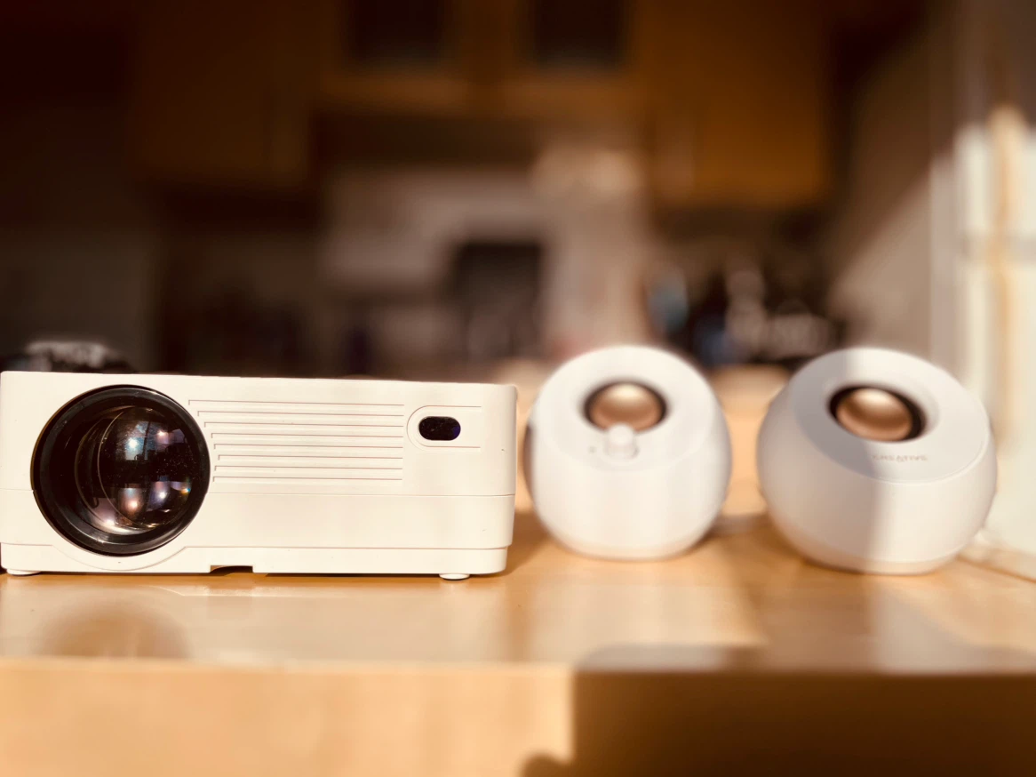 DXYIITOO S3 Projector with Carrying Case and Speakers