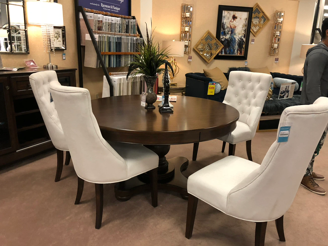 Raymour & Flanigan Round Dining Table and 4 Chairs - photo 2