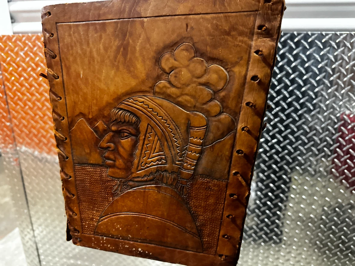 Vintage Peruvian Tooled Leather Magazine / Record Holder - photo 2