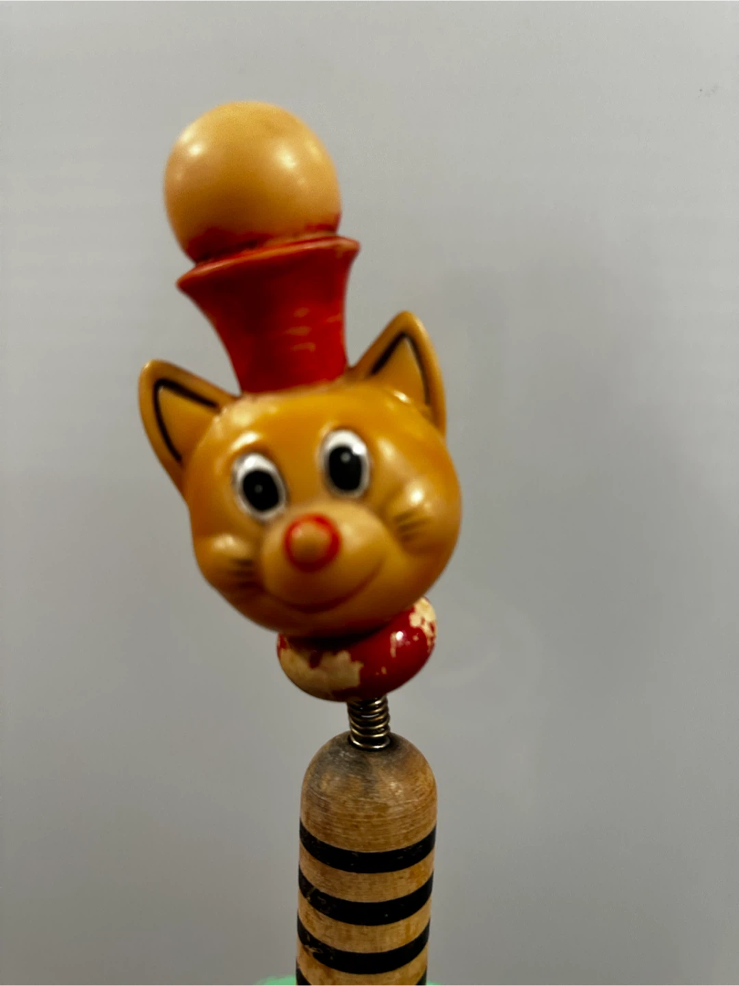 Vintage 60s Japanese Cat Chef Bobble Spring Ring Toss Toy - photo 2