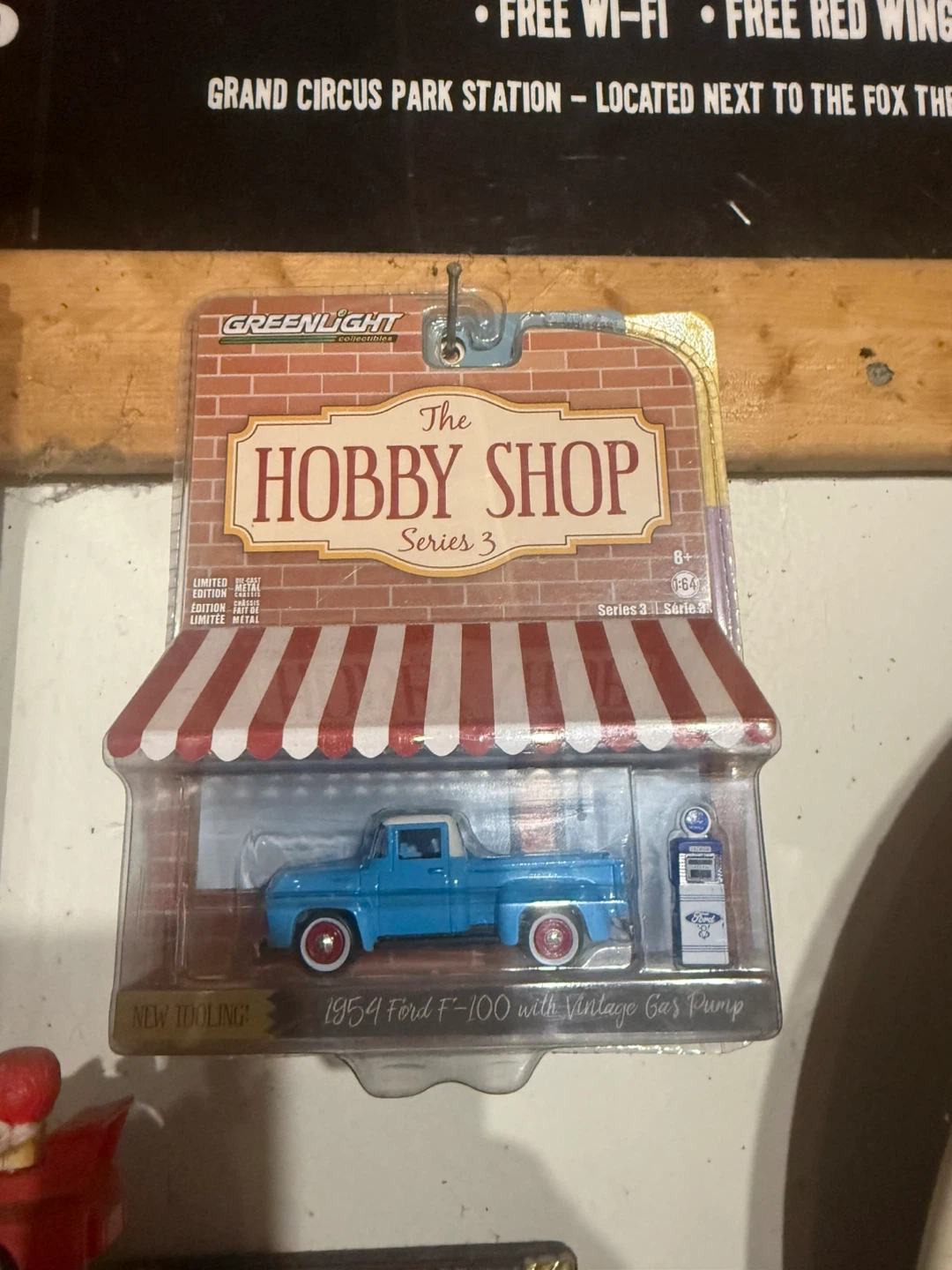 GreenLight Hobby Shop 1954 Ford F-100 & Gas Pump 1:64