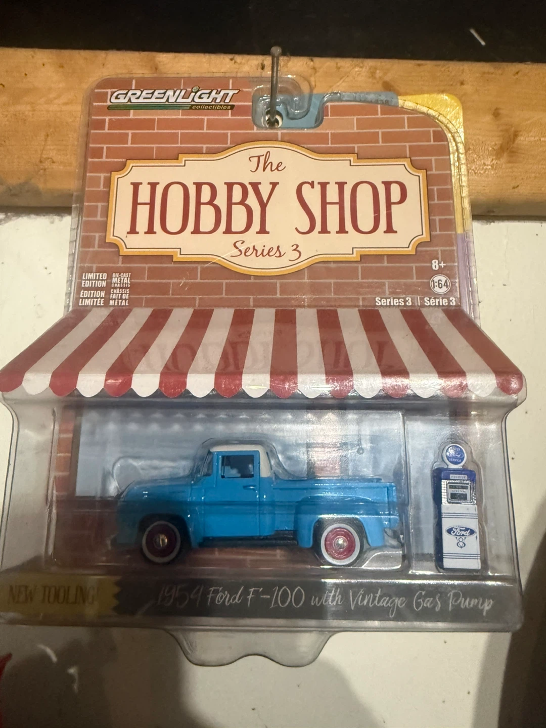 GreenLight Hobby Shop 1954 Ford F-100 & Gas Pump 1:64 - photo 2