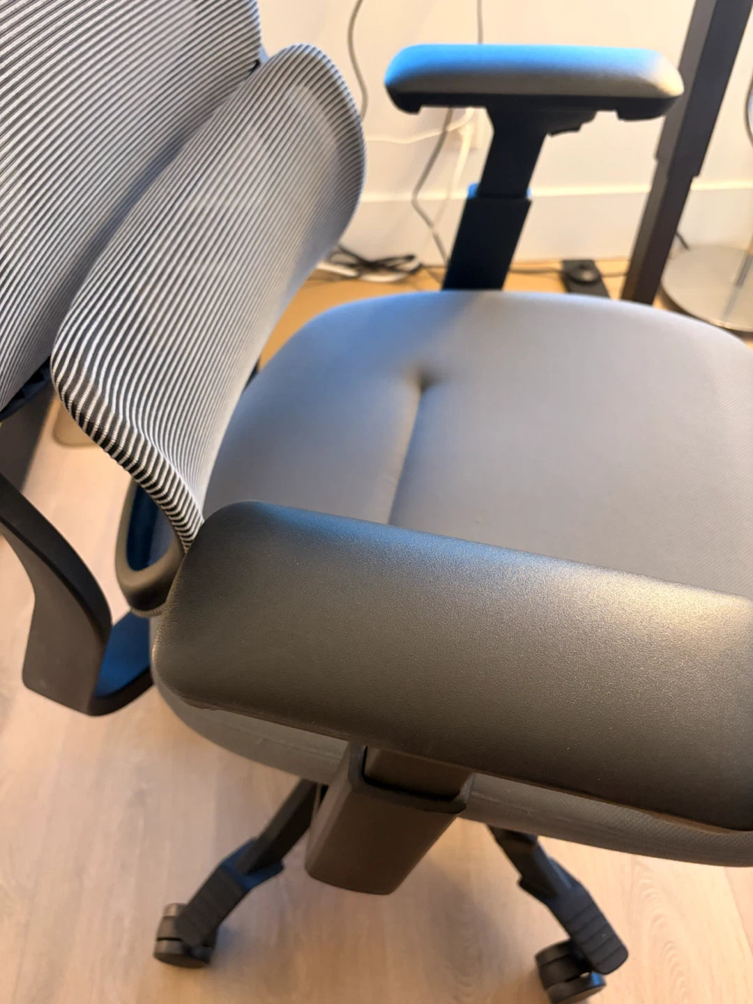 Flexispot 4D ergonomic office chair - photo 2