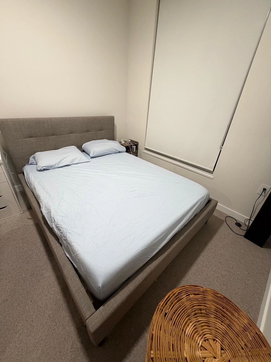 Queen bed with head board - photo 3