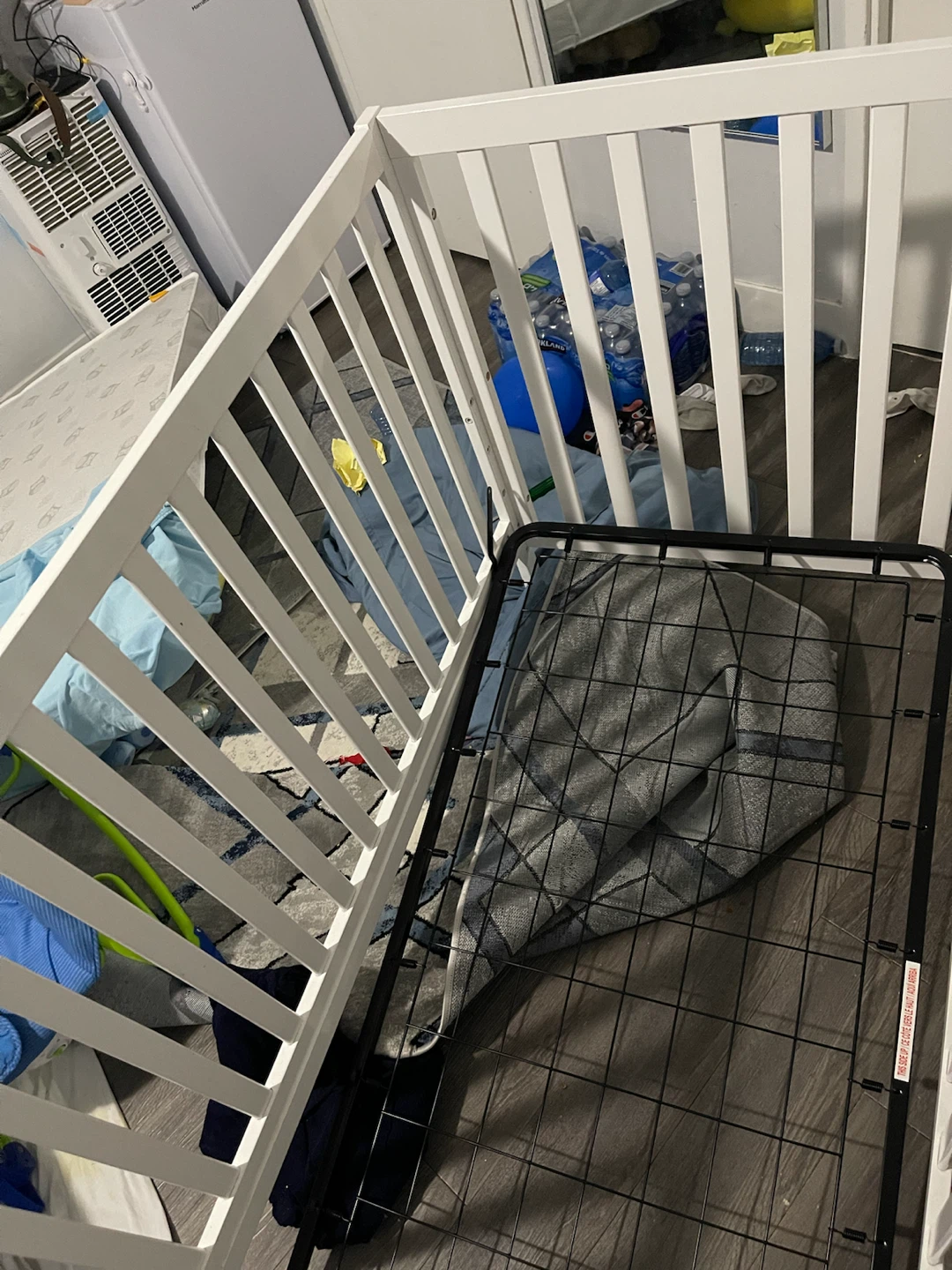 White baby crib - photo 3