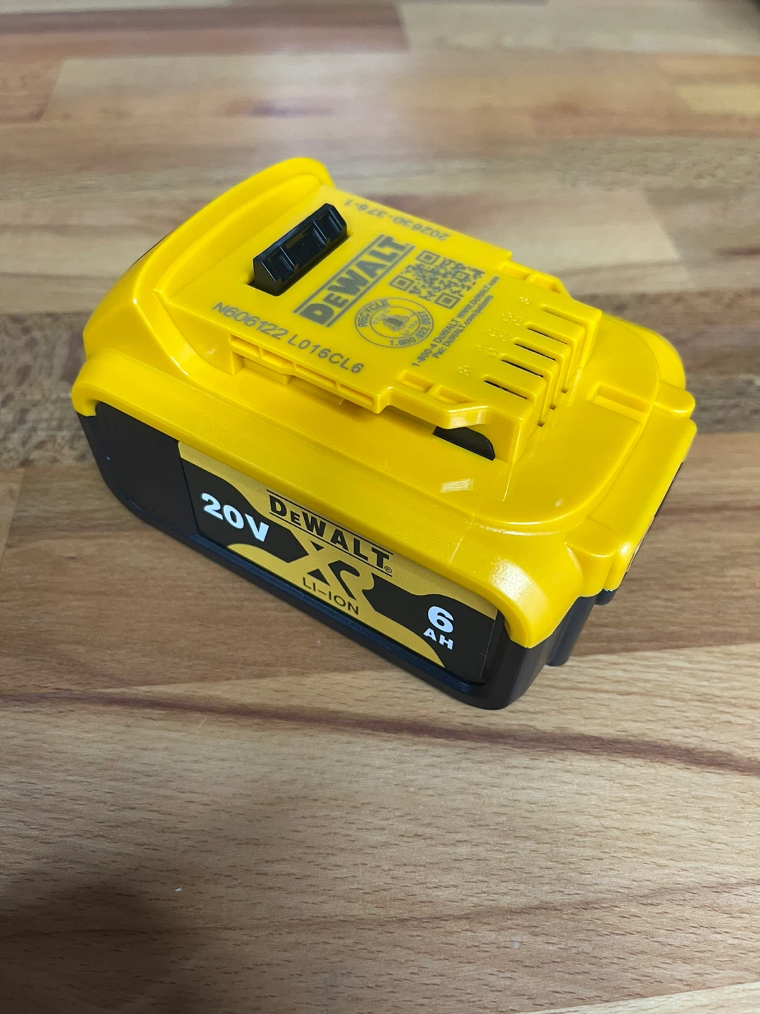 DeWalt 20V XR 6.0Ah Battery Pack DCB206 - photo 2