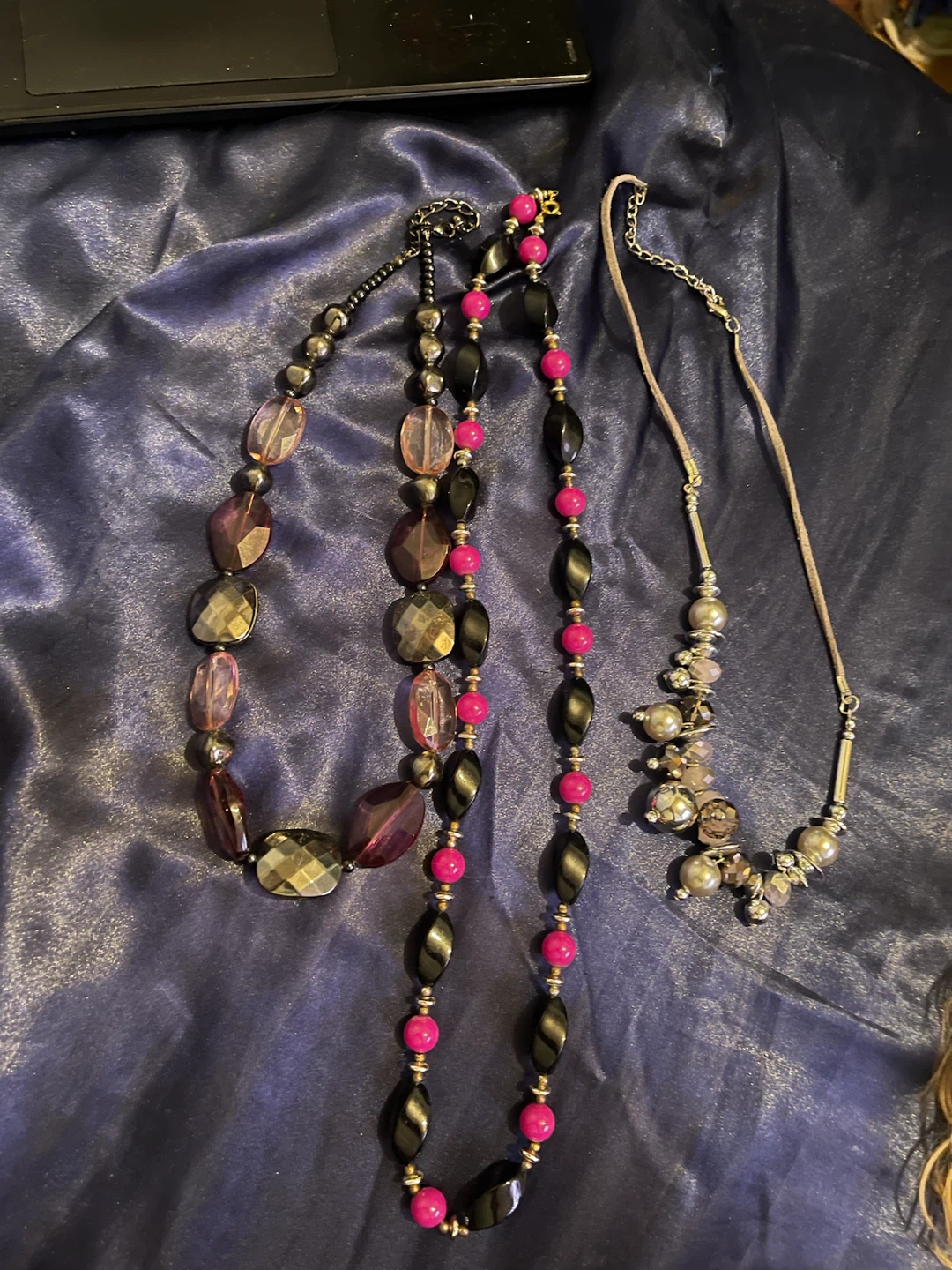 Set of three assorted necklaces - photo 2
