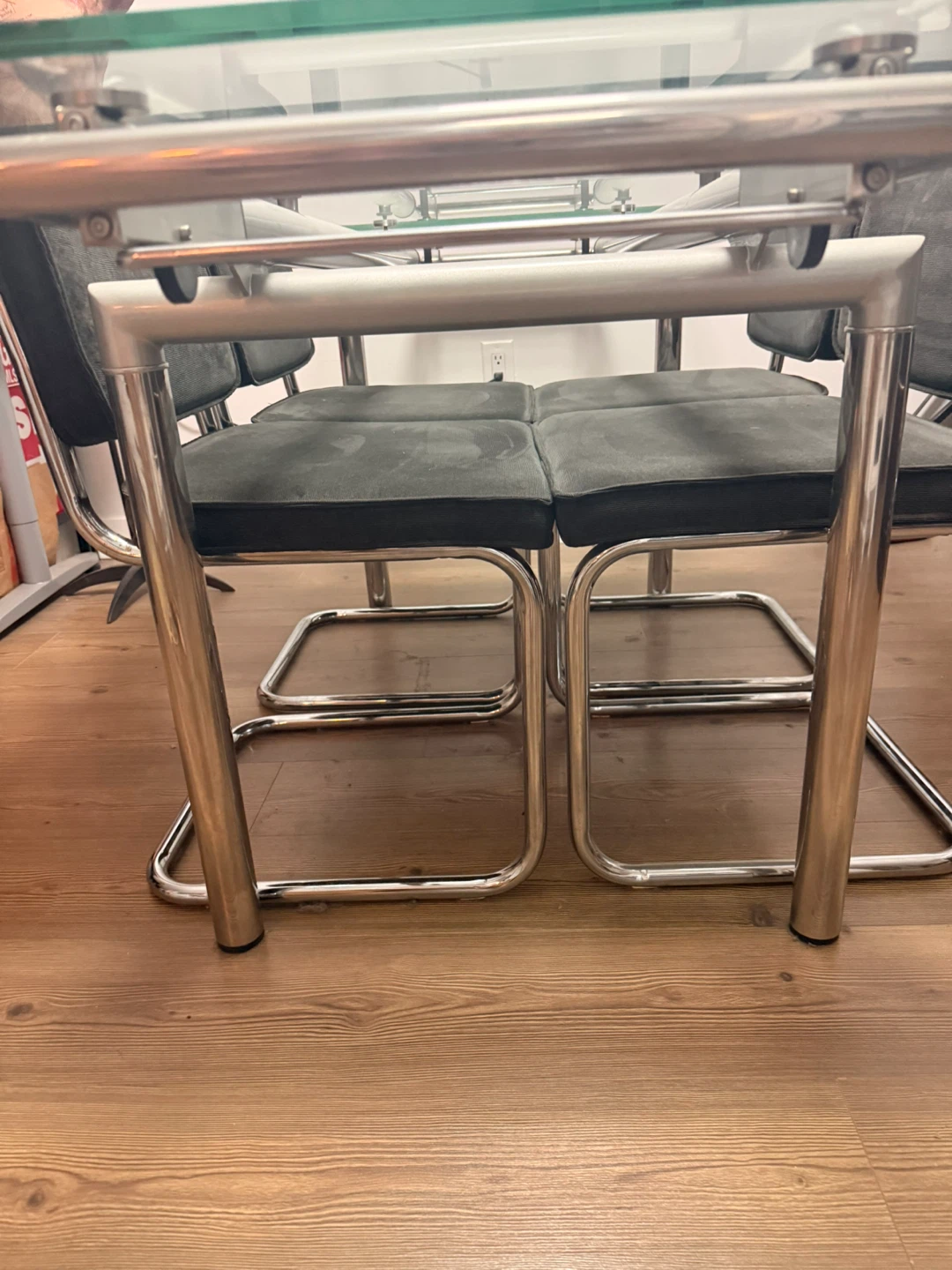 ✨ MODERN GLASS DINING SET — 4 CHAIRS + EXTENDABLE TABLE ✨ - photo 4