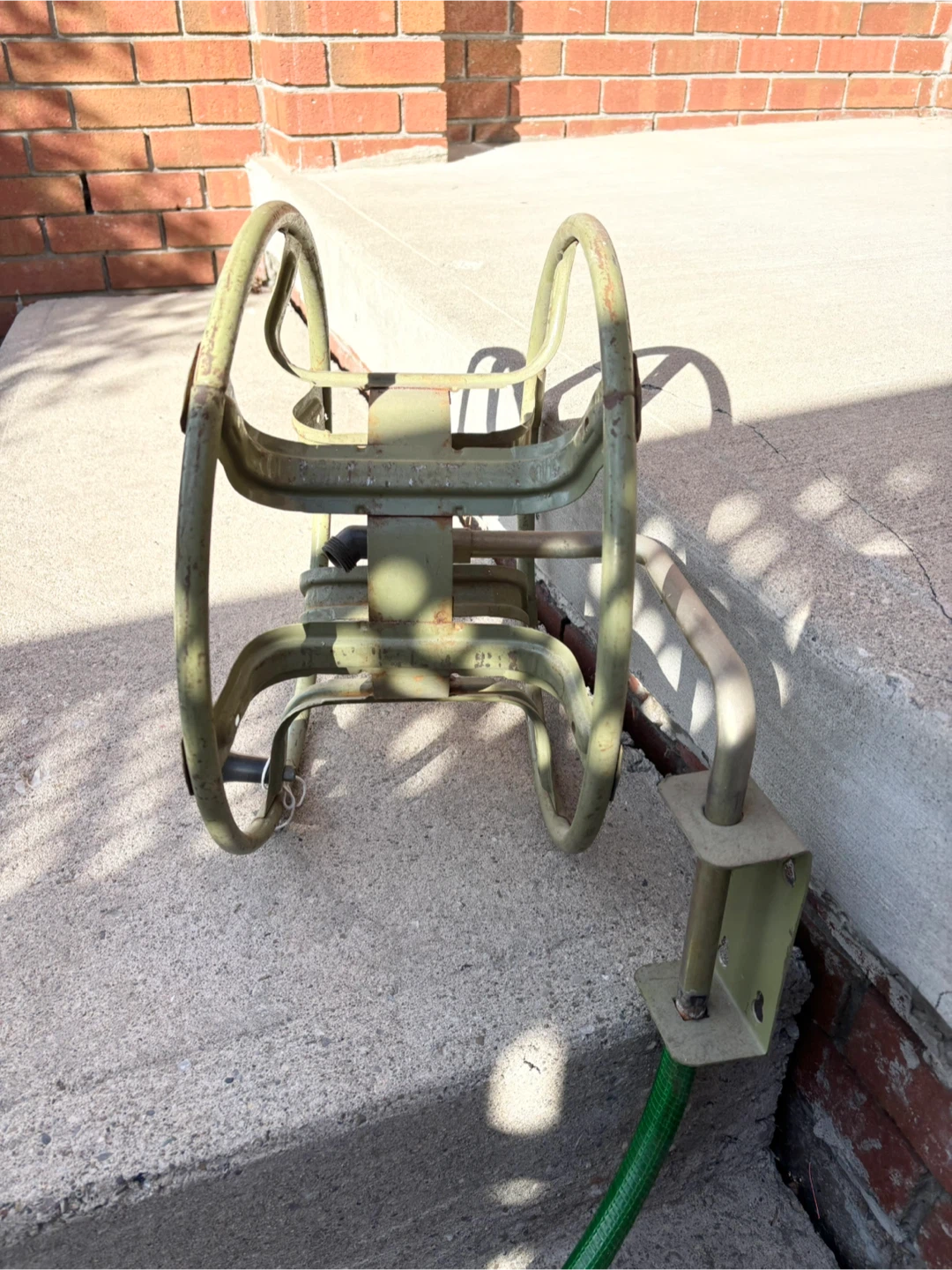 Vintage metal green wall mounted garden hose reel - photo 2