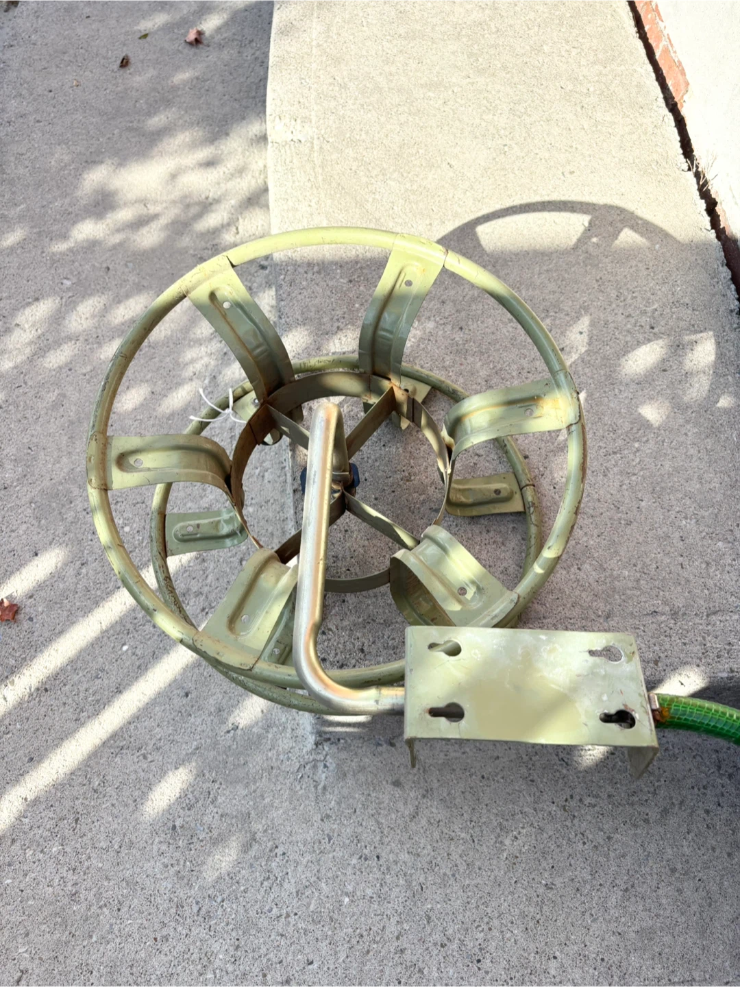 Vintage metal green wall mounted garden hose reel - photo 3