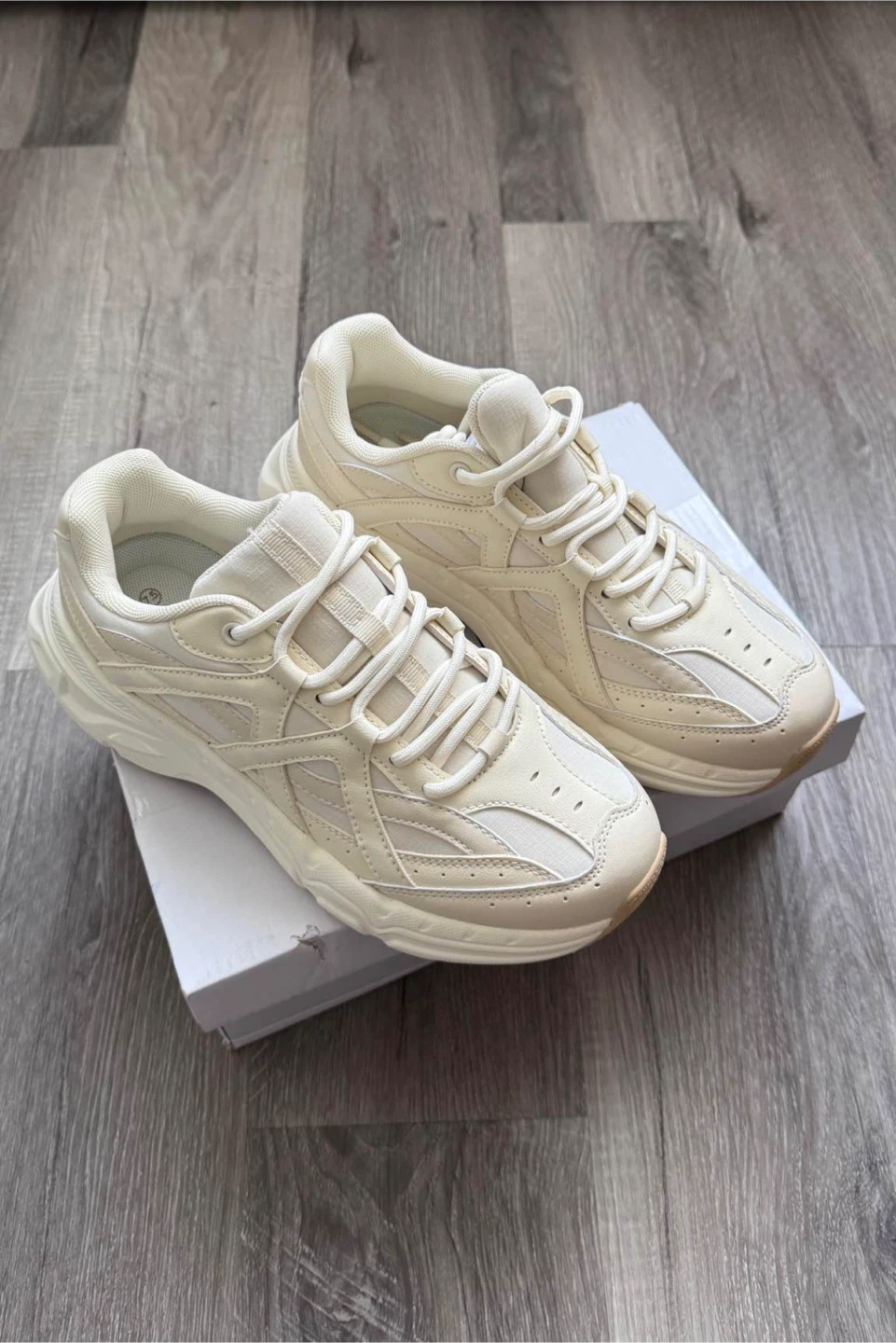 Size 7,5 US Sneakers – Cream /Women’s