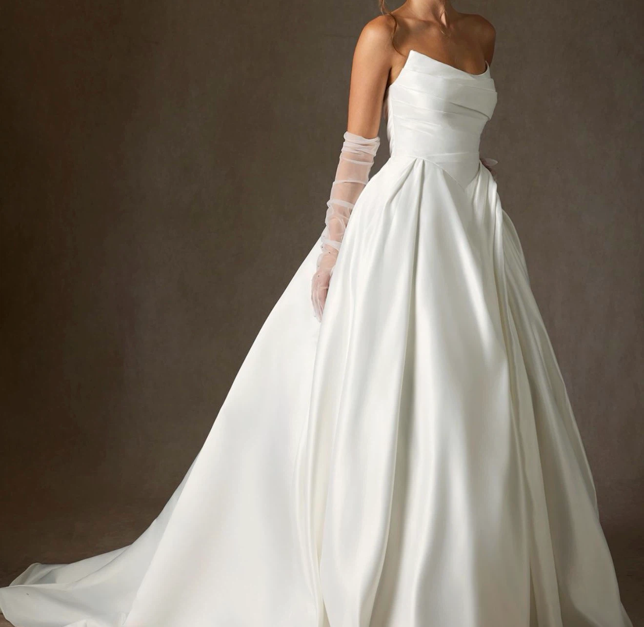 White strapless satin wedding dress - photo 2