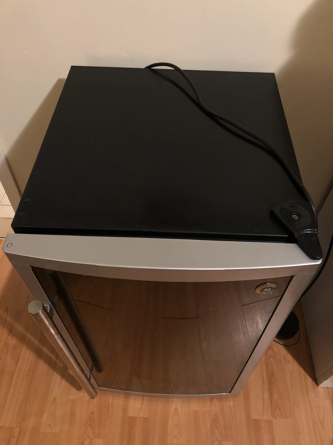 GE Mini Bar Fridge/ Wine Cooler - photo 2
