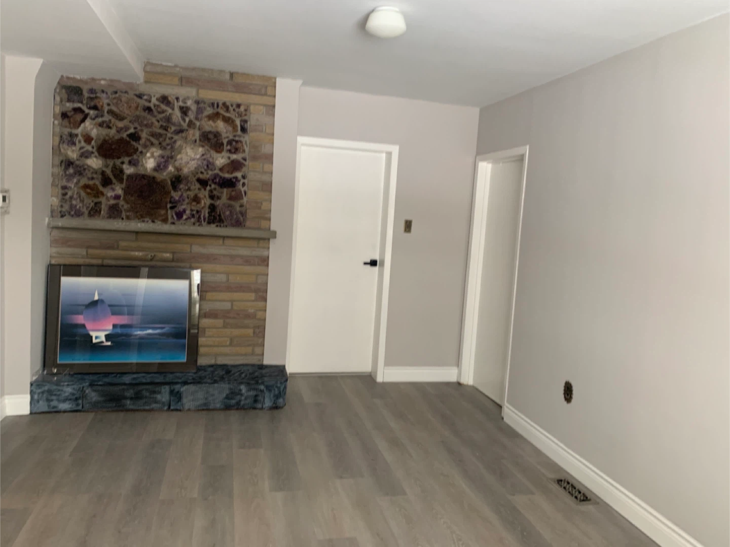 Furnished 1 bedrm Apt. Oct 1 -Brownsline area - photo 5