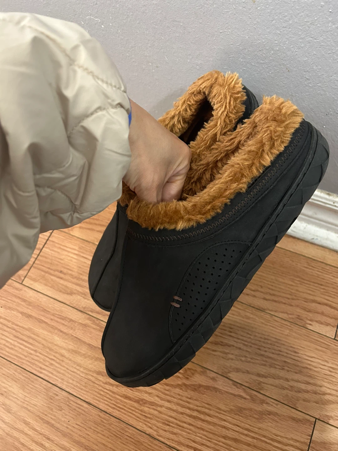 Brand New Flojos Black Faux Fur Lined Slippers Women size 7