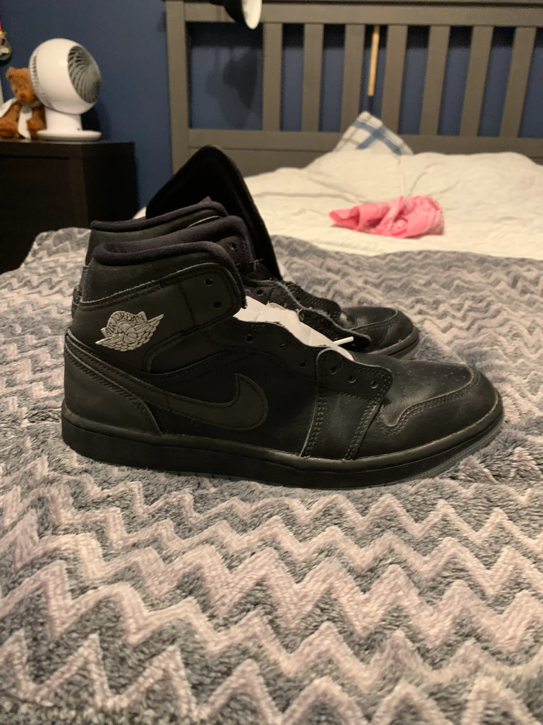 Air Jordan 1 Mid Black Sneakers