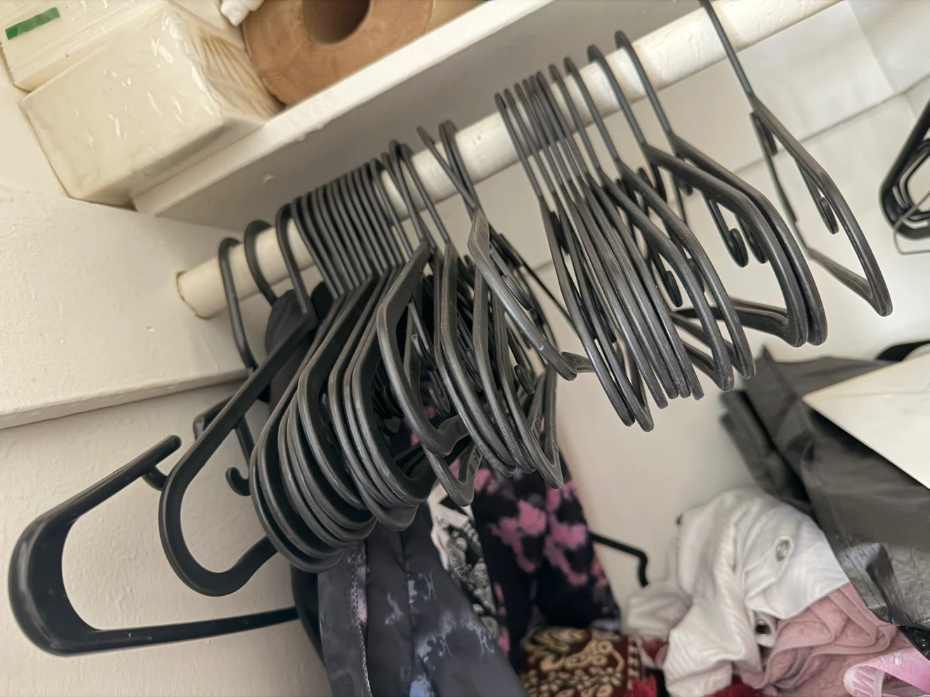 30pc Set of Black Plastic Clothing Hangers - photo 2