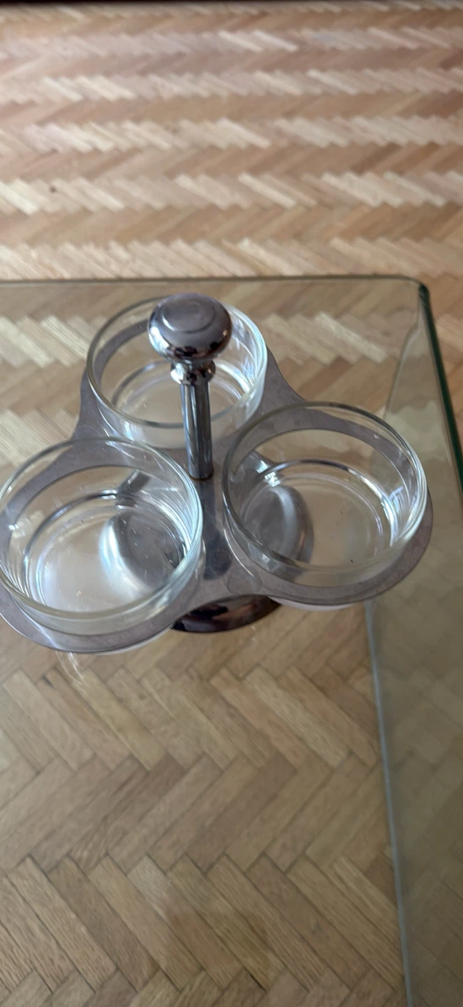Condiments container