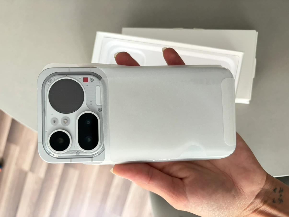Nothing Phone (4a) Pro Silver - photo 3