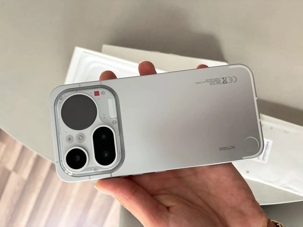 Nothing Phone (4a) Pro Silver - photo 4