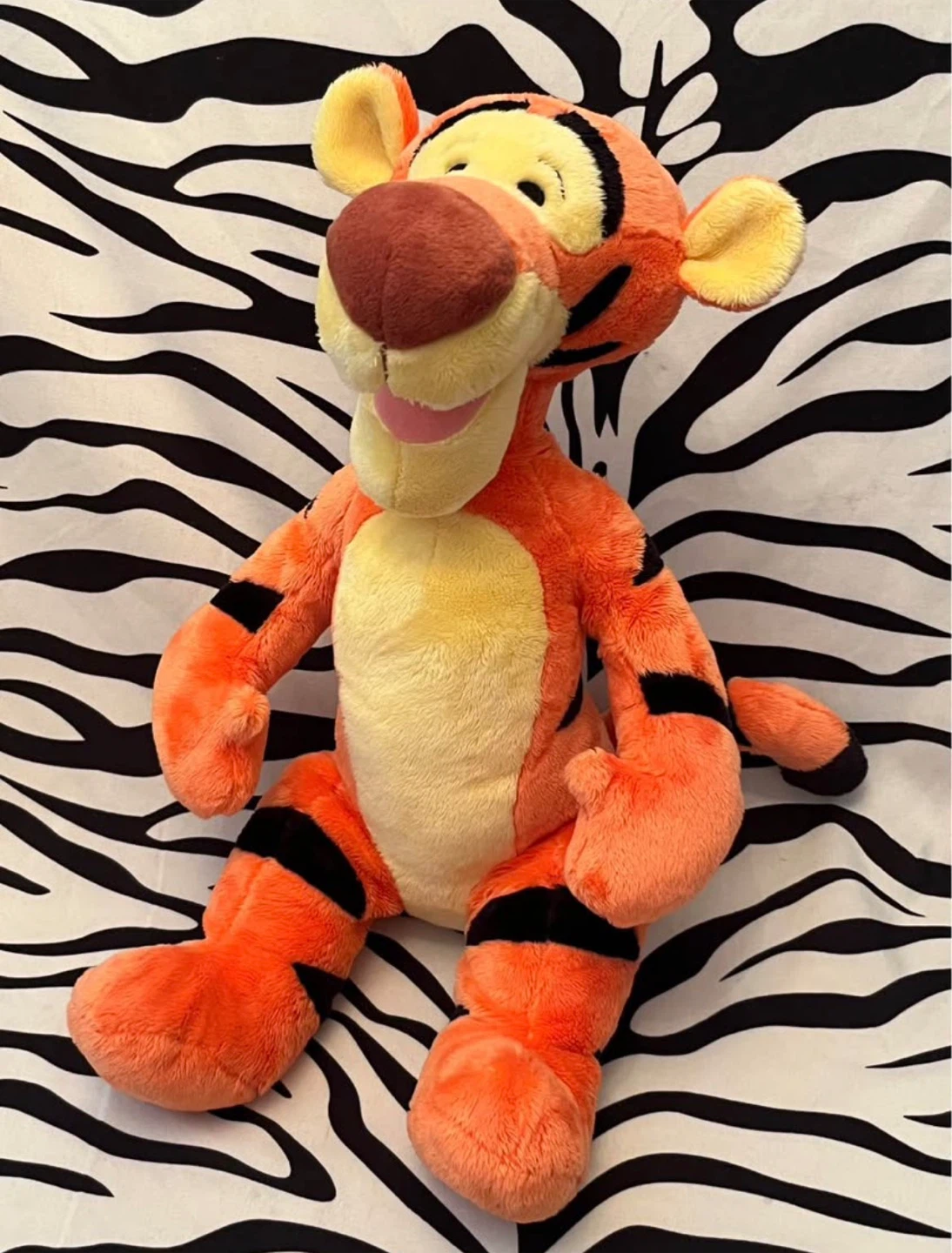🧡 Disney Store genuine Tigger plush toy 🧡