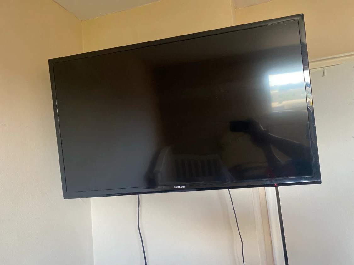 Samsung Flat Screen TV - photo 2