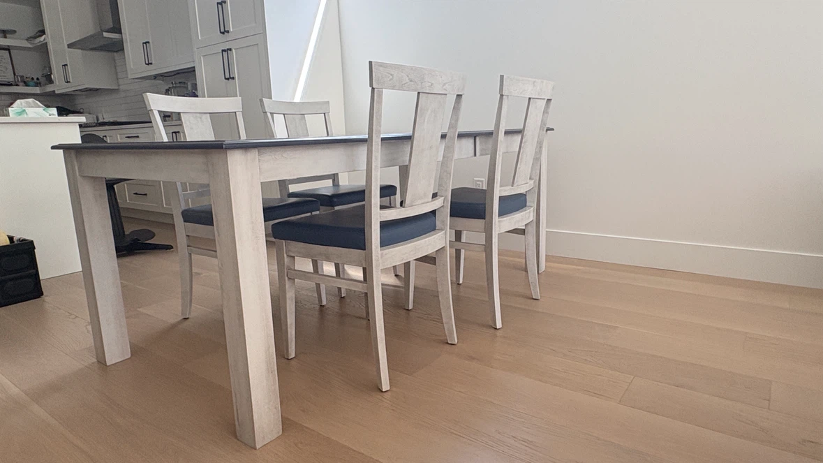 Lazboy - Extendable dinning table and 4 chairs - photo 2
