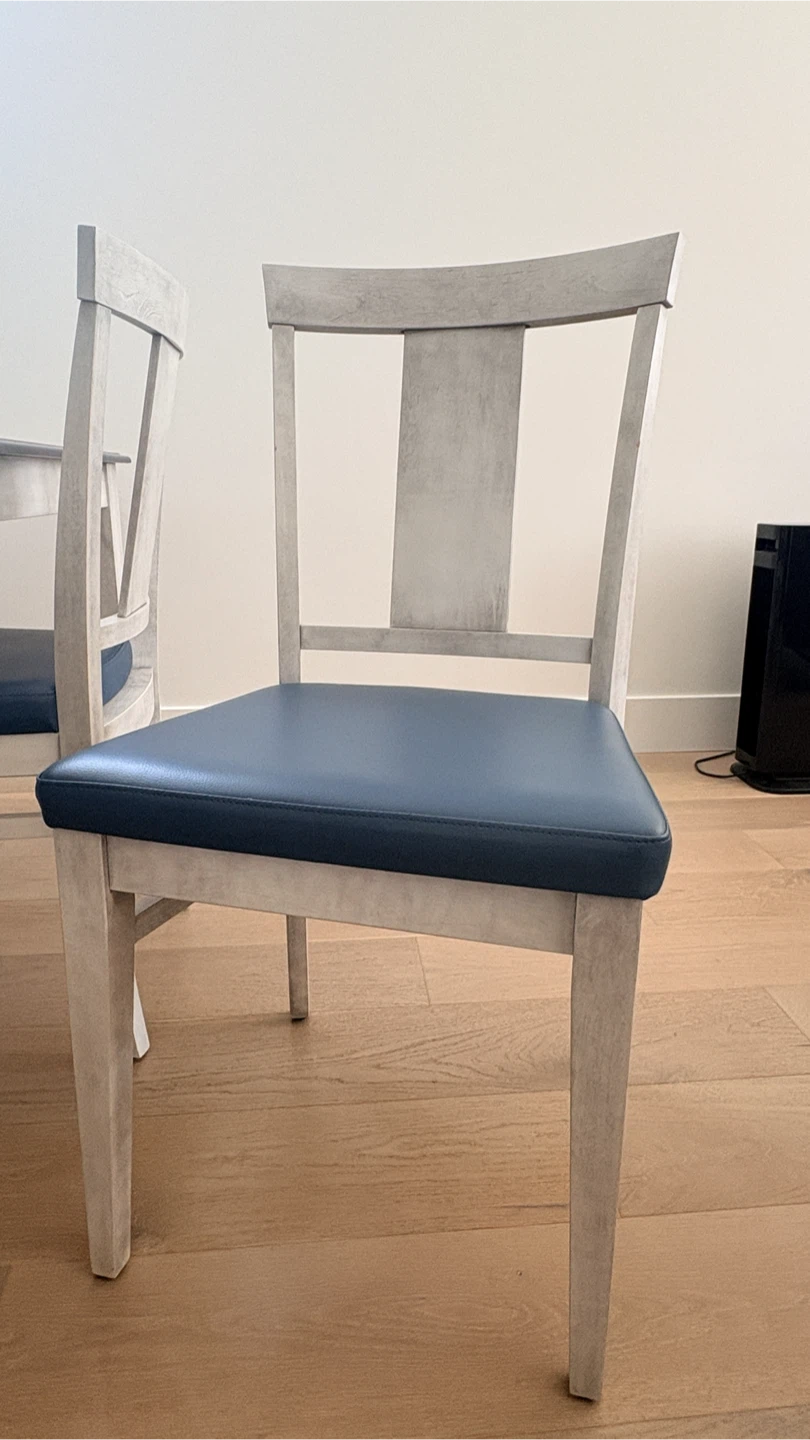 Lazboy - Extendable dinning table and 4 chairs - photo 4