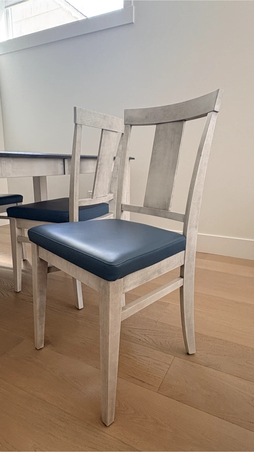 Lazboy - Extendable dinning table and 4 chairs - photo 5
