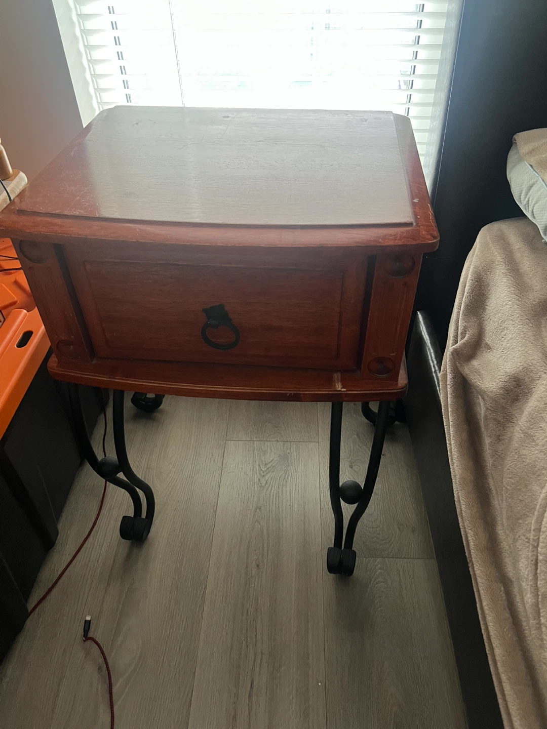 Wooden bedside table with metal legs - photo 3