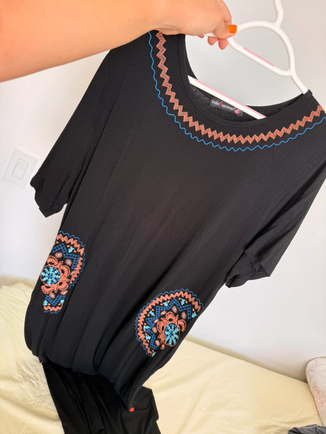 Vale Woman Black Embroidered Top