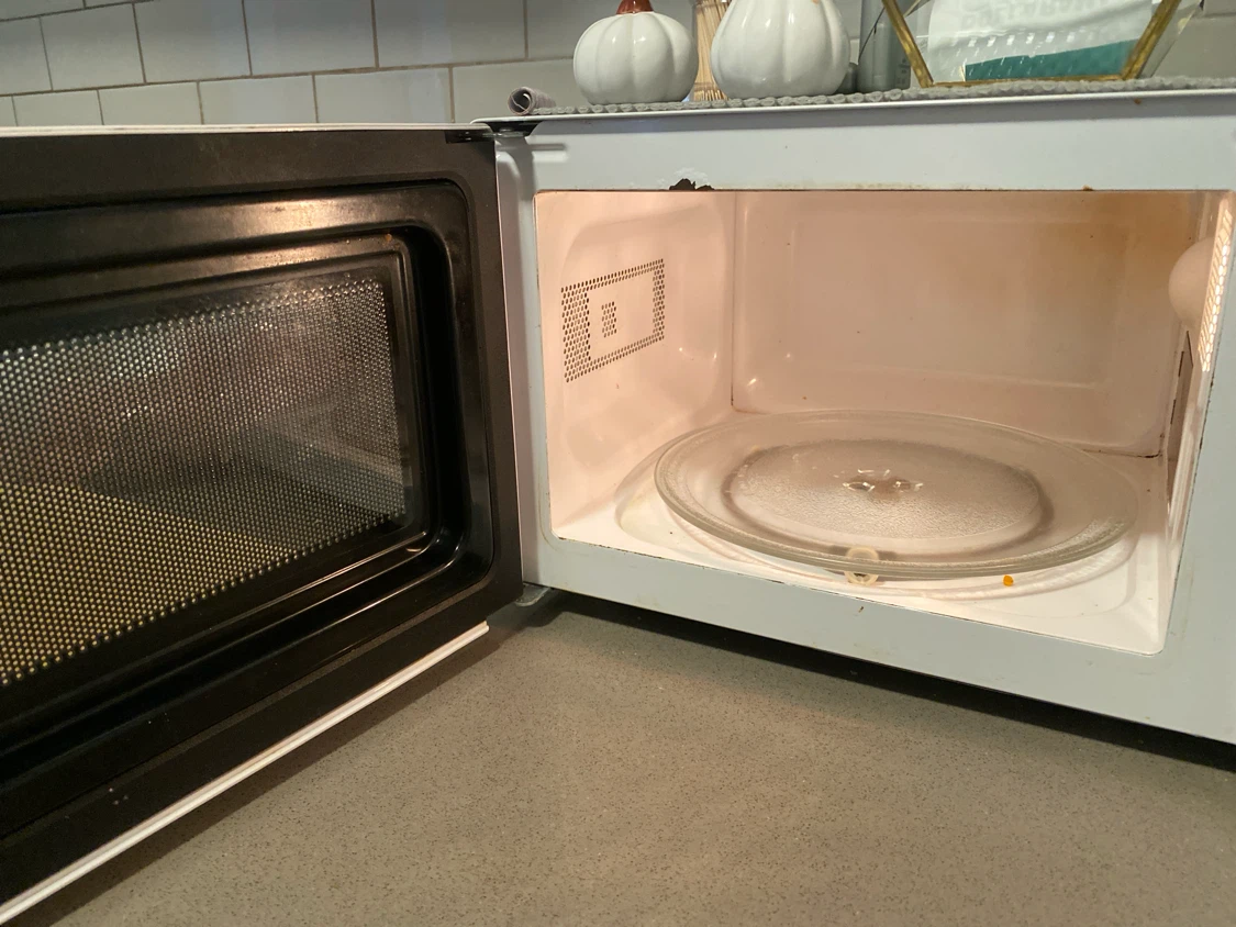 Danby White Countertop Microwave - photo 2