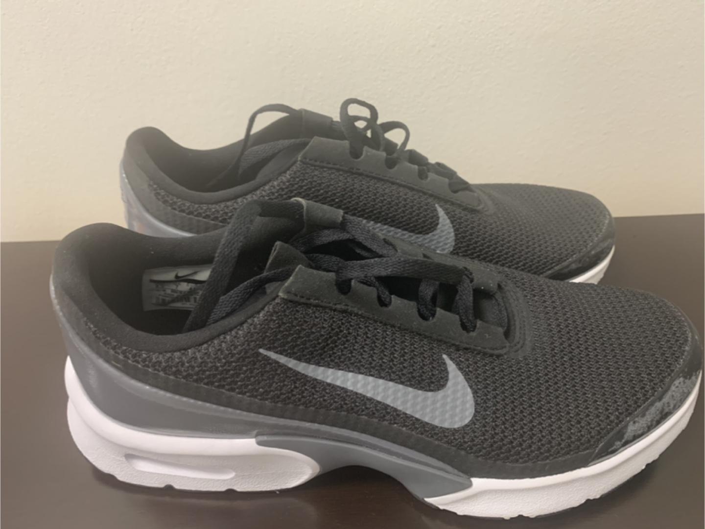 NEW NIKE AIR SNEAKERS