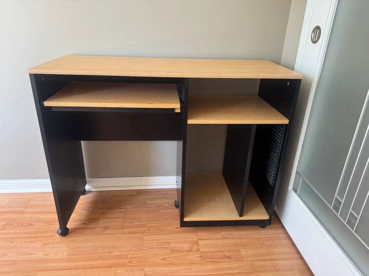 Computer desk with keyboard tray